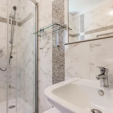Resident Rene Oda ve Kahvaltı 4*